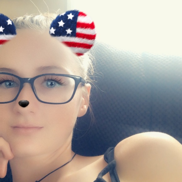 Meet your Posher, Becca - Picture 2 of 8